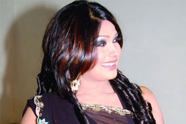অবশেষে দেশে ফিরলেন ম্যাডাম ফুলি