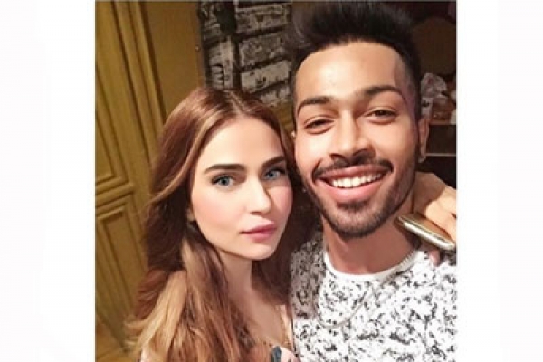 বাঙালি এক মডেলের সঙ্গে চুটিয়ে প্রেম করছেন সেই পান্ডিয়া
