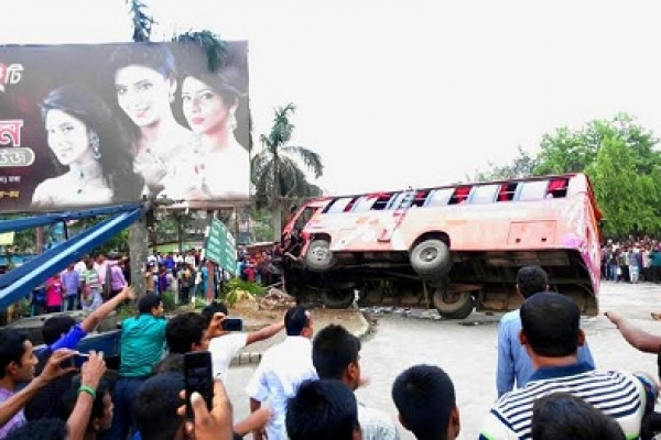 বুড়িগঙ্গা ব্রিজের ঢালে যাত্রীবাহী বাস উল্টে নিহত ১, আহত ২৫