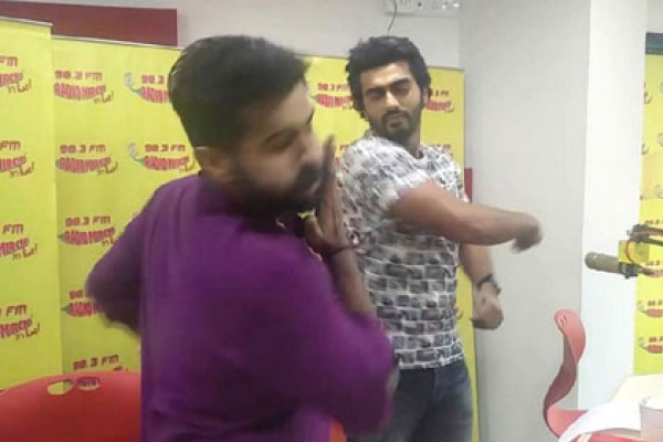 লাইভ অনুষ্ঠানে রেডিও জকিকে কষে চড় মারলেন অর্জুন কাপুর!