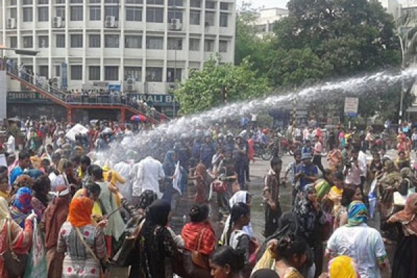 শাহবাগে নার্সদের ভিজিয়ে দিল পুলিশ