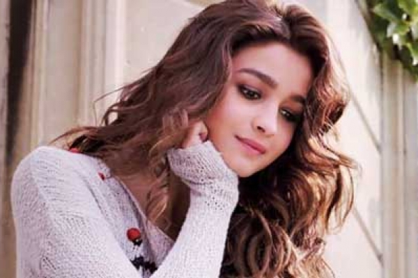 ১ ফুল ৫ মালি! আলিয়ার প্রেমে ৫ নায়ক