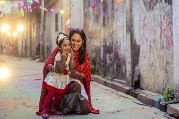 মায়ের গানে মডেল যখন ছোট্ট মেয়ে