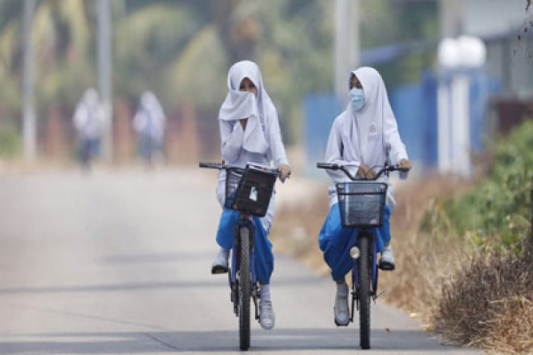 তীব্র দাবদাহে আড়াইশ' স্কুল বন্ধ!