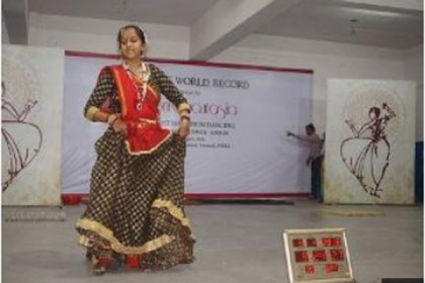 টানা ৫ দিন নেচে গিনেস বুকে নাম লেখাল এক ভারতীয় কত্থক শিল্পী
