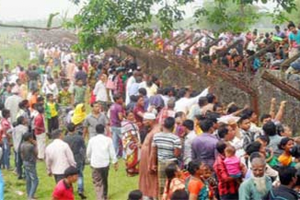 কাঁটাতারের দুপাশে লাখো মানুষের ঢল