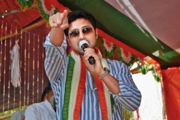 নেতাদের বকবক নয়, দেবকে দেখতে জনতার ঢল