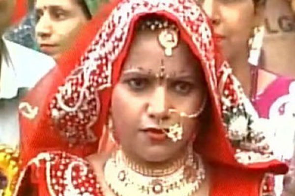 বাড়িতে বাথরুম নেই, তাই বিয়ের আসরেই বর বদল করল বধূ