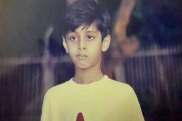বলুন তো, এই ছোট ছেলেটি আজকের কোন জনপ্রিয় তারকা?