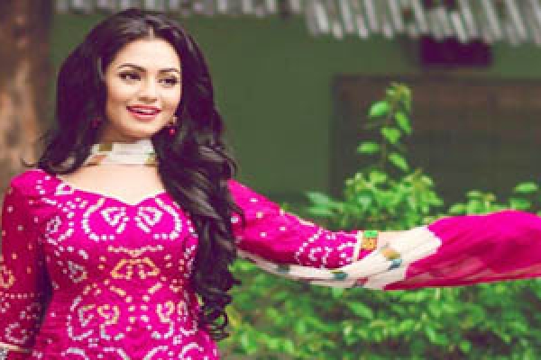 এপার ওপার সমান তালে নুসরাত ফারিয়া