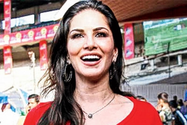 সানির জন্য ক্রিকেট মাঠে ষোল ছক্কার ঝড়