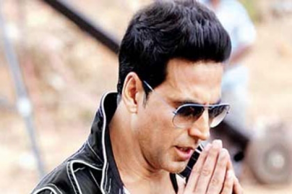 ভক্তকে দেহরক্ষীর চড়, ক্ষমা চাইলেন অক্ষয় কুমার