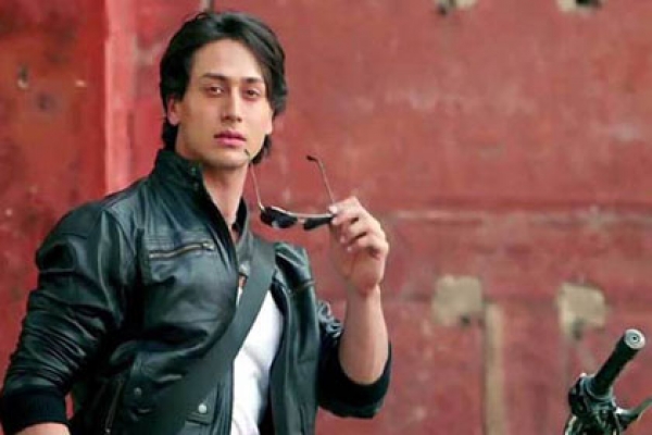 টাইগার শ্রফের ছবি দেখে প্রেমে পড়ে ঘর ছেড়ে পালালো দুই বোন!