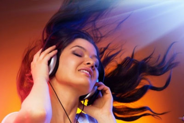 মোবাইলে গান শুনছেন! জানেন, আপনার কানের ভিতর কি হচ্ছে?