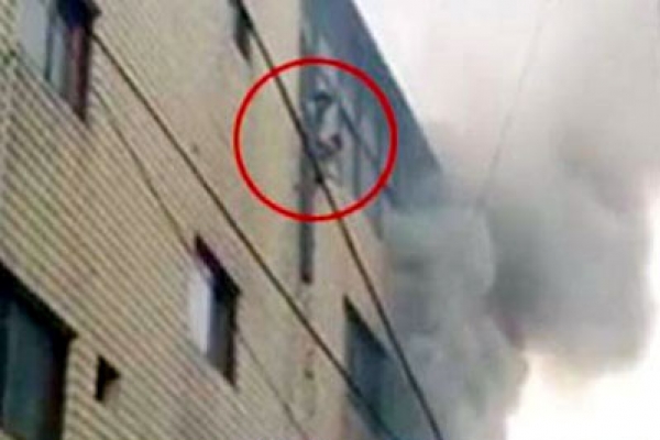 নিজ সন্তানকে ৫তলা থেকে ফেলে দিলেন গর্ভধারিণী মা! জেনে বিস্মিত হবেন আপনিও