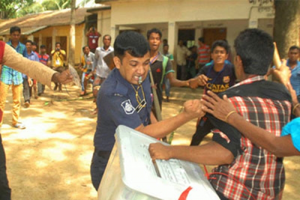 কেন্দ্র দখল ও অনিয়মের মধ্যেই চলছে ভোটগ্রহণ