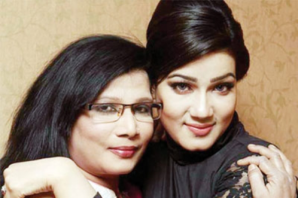 ‘মা’কে নিয়ে যা লিখলেন মাহিয়া মাহি