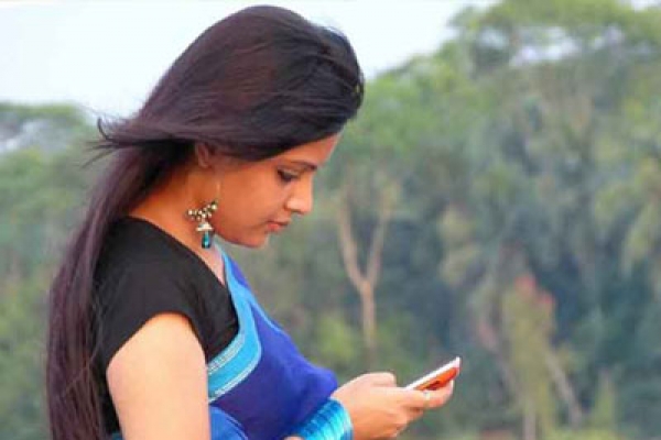 মোবাইল ফোন থেকে ব্রেন ক্যানসার! কী বলছে গবেষণা?