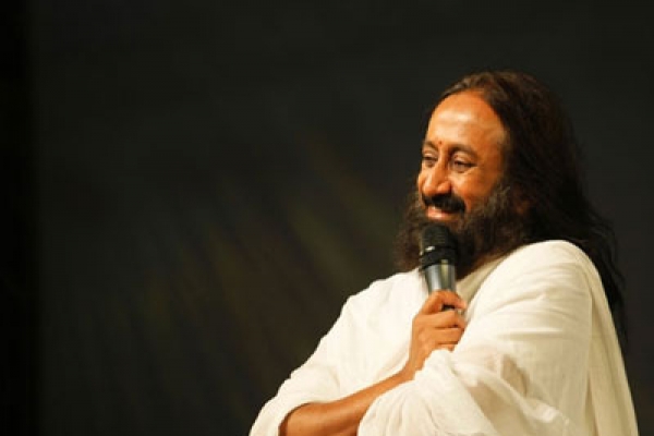 ভারতজুড়ে তোলপাড়, ‘জিয়া ধড়ক ধড়ক’ গানে নাচলেন ধর্মগুরু রবিশঙ্কর!