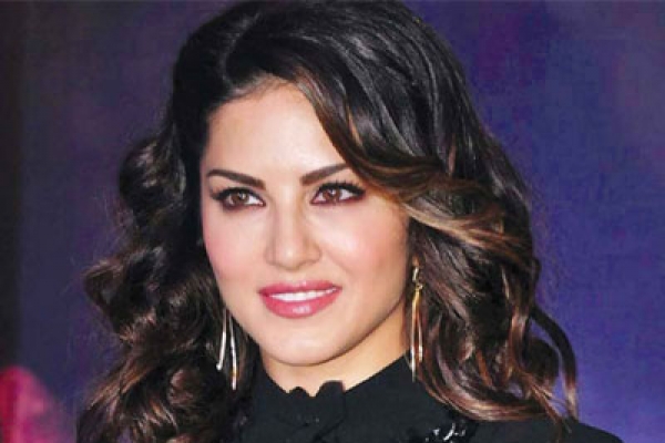 সানি লিওনকে কাঁদালেন কে?