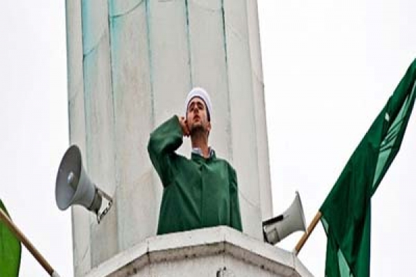 সুমধুর আজান শুনেই ইসলাম গ্রহণ করলেন এক স্কটিশ