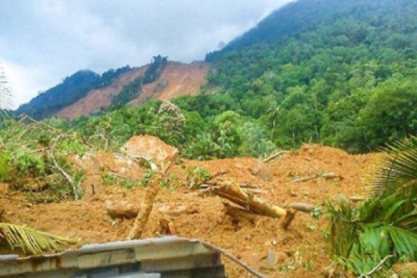 ভয়াবহ ভূমিধসে মাটিচাপা পড়েছে ৩ টি গ্রাম, শ্রীলঙ্কায় ৪ শতাধিক মৃত্যুর আশঙ্কা