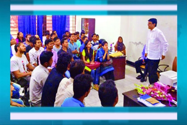 ঢাকা বিশ্ববিদ্যালয়ে ক্লাস নিচ্ছেন অভিনেতা আলমগীর