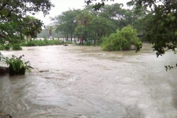 ‘রোয়ানু’র তাণ্ডবে ৩ কার্গো জাহাজসহ শতাধিক ট্রলার ডুবি, নিখোঁজ ৮