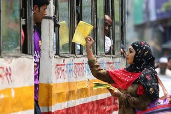 বাসে লিফলেট বিতরণ করছেন অভিনেত্রী প্রভা!