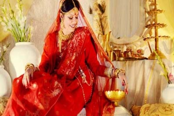 লাল শাড়ির রহস্য, জানেন কি?