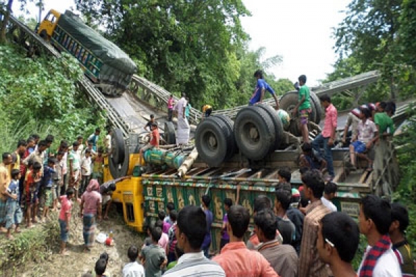 ২টি ট্রাকসহ ব্রিজ ভেঙে পড়ল খালে