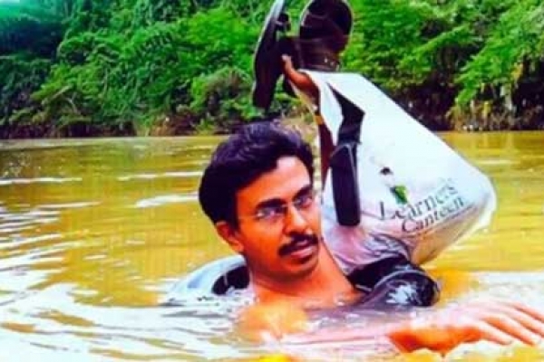 একটানা ১৯ বছর ধরে নদী সাঁতরে স্কুলে যান এক শিক্ষক