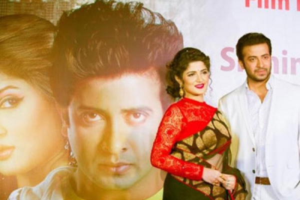 শ্রাবন্তীকে নিয়ে প্রথম গানেই শাকিব খানের বাজিমাত
