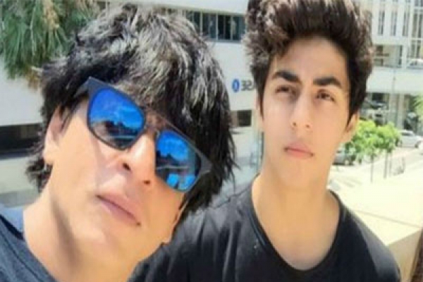 একি করলেন শাহরুখ? ছেলেকে শেষ পর্যন্ত বন্দুক উপহার দিলেন!
