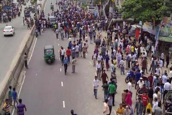 বাস বন্ধ থাকায় রোজা নিয়ে চরম ভোগান্তিতে বাসযাত্রীরা