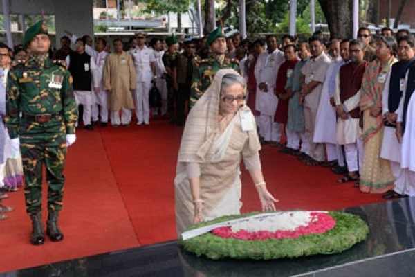 বঙ্গবন্ধুর প্রতিকৃতিতে প্রধানমন্ত্রীর শ্রদ্ধা