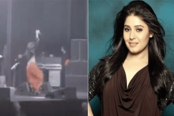 গান গাওয়া অবস্থায় মঞ্চ উল্টে পড়ে গেলেন জনপ্রিয় গায়িকা 
