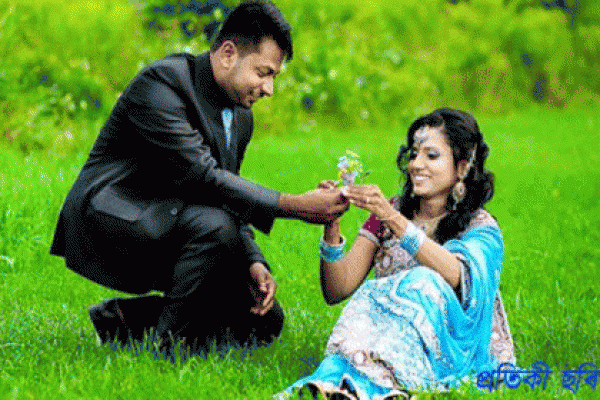 যে লক্ষ্যণগুলোতে বুঝতে পারবেন ভালোবাসার মানুষটি আপনাকে নিয়ে ভাবেন কিনা?