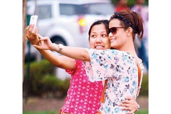 সেলফির বিপদে এগিয়ে দেশ, কেন্দ্রের সতর্ক বার্তা