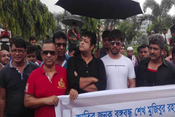 বৃষ্টিতে ভিজে শাকিব খানের প্রতিবাদ