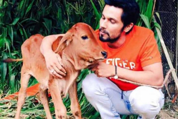 ফেসবুকে ১৫ দিন বয়সি বাছুর বিক্রির বিজ্ঞাপন দিলেন রণদীপ হুদা!