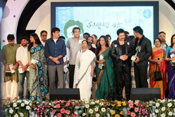 মহানায়ক সন্মাননা পেলেন যে তারকারা