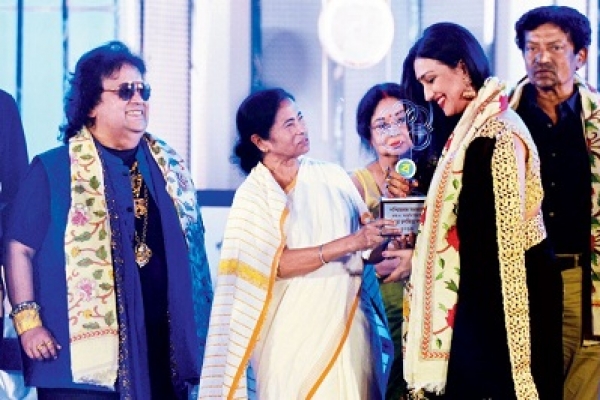  অভিনেত্রী ঋতুপর্ণাকে সস্নেহ কটাক্ষ করলেন মুখ্যমন্ত্রী মমতা