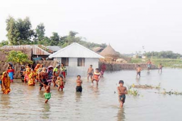 ঢাকায় ধেয়ে আসছে বন্যার পানি