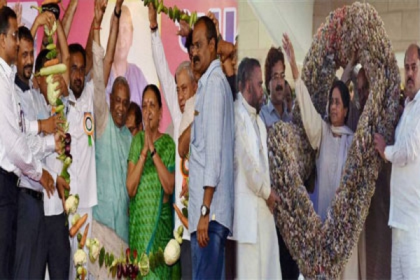 আজব কাণ্ড, এমন মালা দিয়েও নেতাদের বরণ করা হয়!