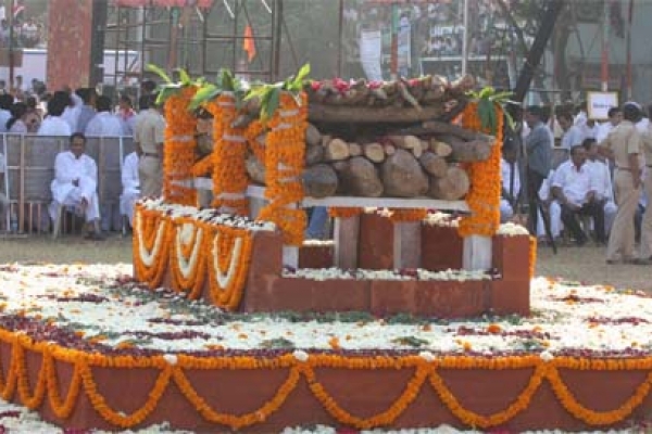 যে কারণে শ্মশানে মহিলাদের যাওয়া বারণ!