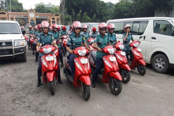 ট্রাফিক নিয়ন্ত্রণে স্কুটি পেলেন ২২ নারী সার্জেন্ট