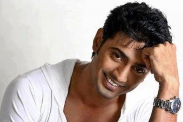 কার কাছে থেকে রাখি পরলেন দেব? জানলে অবাক হবেন