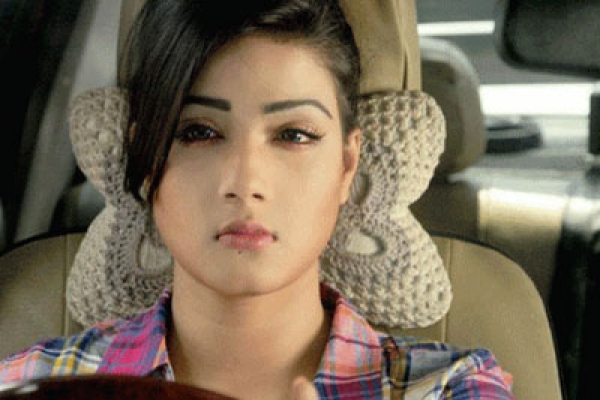 বিয়ে করায় একের পর এক ছবি থেকে বাদ পড়ছেন নায়িকা মাহি