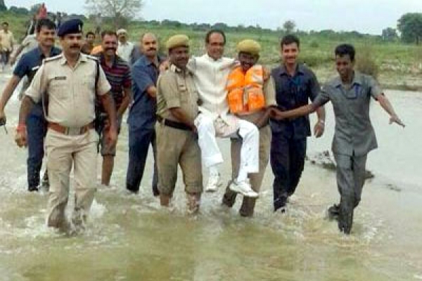 মধ্যপ্রদেশে পুলিশের কোলে চড়লেন মন্ত্রী